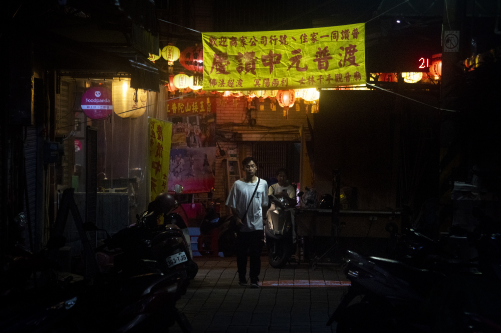 passing under streetlights